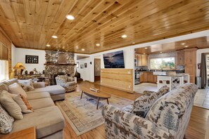 Smart TV, fireplace, table football, ping pong - Entertainment Cabin ~ Lovely home with hot tub, game room, balcony, & firepit - dog friendly (Big Bear)