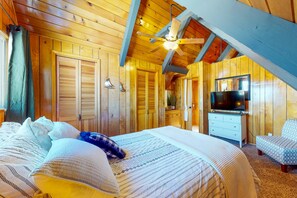 3 bedrooms, free WiFi, bed sheets - Big Bear Bungalow ~ Cozy Mountain home with fenced yard, grill, fireplace, & washer/dryer (Big Bear)