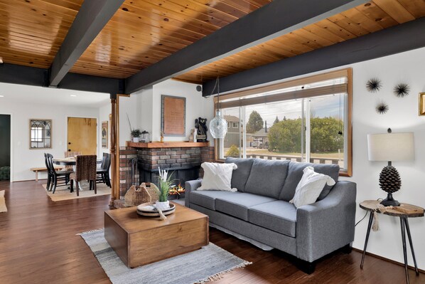 Smart TV, fireplace