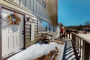 Property grounds - Big Bear Bungalow ~ Cozy Mountain home with fenced yard, grill, fireplace, & washer/dryer (Big Bear)