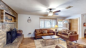 Smart TV, fireplace