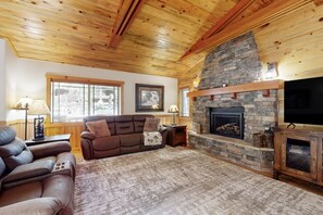 Smart TV, fireplace - Stony Creek Retreat ~ Charming Mountain escape close to skiing, hiking, the lake, and the Village (Big Bear Lake)
