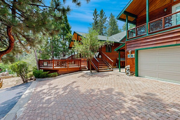 Exterior - Rooster's Den ~ Charming house with expansive deck, cable, internet, near Big Bear Lake (Big Bear Lake)