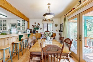 Dining - Rooster's Den ~ Charming house with expansive deck, cable, internet, near Big Bear Lake (Big Bear Lake)
