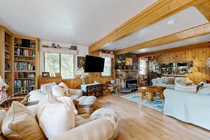 TV, fireplace - Rooster's Den ~ Charming house with expansive deck, cable, internet, near Big Bear Lake (Big Bear Lake)