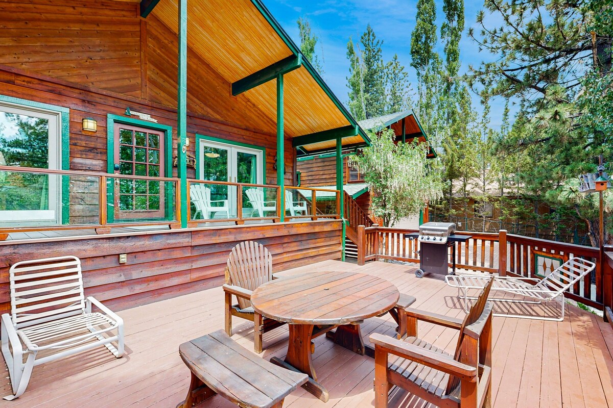 Rooster's Den ~ Charming house with expansive deck, cable, internet, near Big Bear Lake