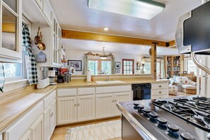 Fridge, microwave, oven, stovetop - Rooster's Den ~ Charming house with expansive deck, cable, internet, near Big Bear Lake (Big Bear Lake)