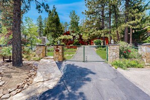 Property grounds - Rooster's Den ~ Charming house with expansive deck, cable, internet, near Big Bear Lake (Big Bear Lake)