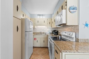 Frigorifero, microonde, forno, piano cottura