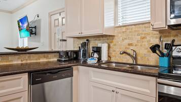 Kylskåp, kaffe- och tebryggare och brödrost