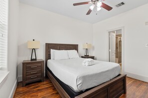 3 bedrooms, iron/ironing board, Internet - Sunny Hidden Retreat B – Ocean Town Gem (Galveston)