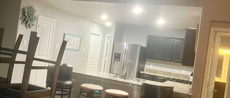 Microondas, horno y placa de cocina