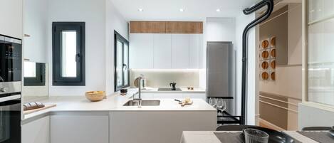 Kylskåp, mikrovågsugn, ugn och spishäll