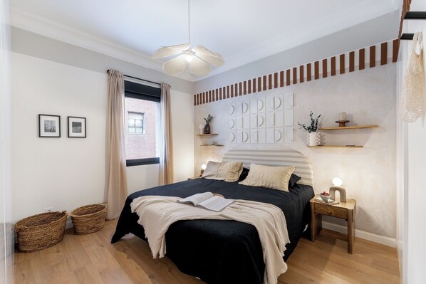 4 bedrooms, iron/ironing board, WiFi, bed sheets