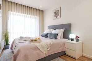 2 habitaciones, tabla de planchar con plancha y cuna de viaje 