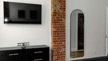 2 bedrooms, iron/ironing board, travel cot, free WiFi