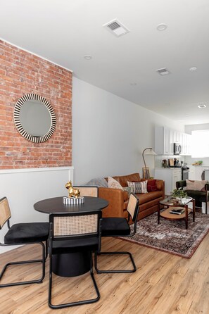 Smart TV, books, video library, stereo - Charming quiet 2 bedrooms 4 beds 2.5 bath 20 mins to NYC (Jersey City)