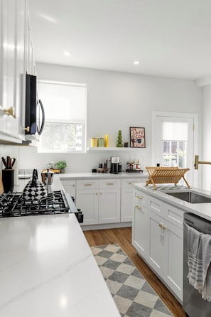 Réfrigérateur, four à micro-ondes, un four, surface de cuisson