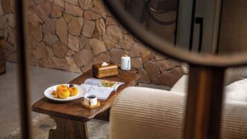 Panoramic-Maisonette | Wohnbereich | 65-Zoll-LCD-Fernseher mit Kabelempfang