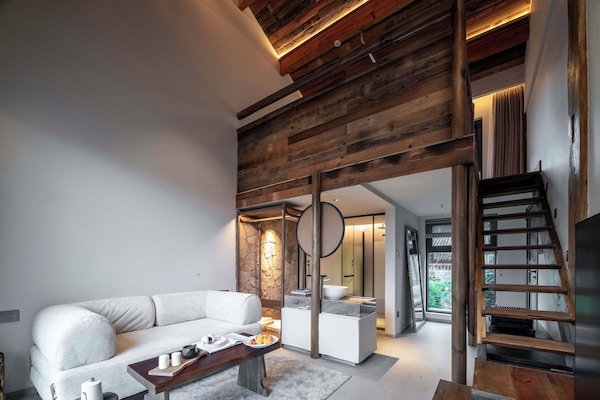 Nhà Duplex có thiết kế đặc trưng | Bộ đồ giường cao cấp, chăn bông, trang trí khác biệt