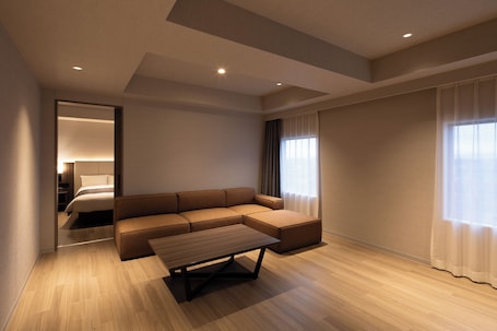 Suite | Living area. HOTEL R9 Premium Kawamataekimae