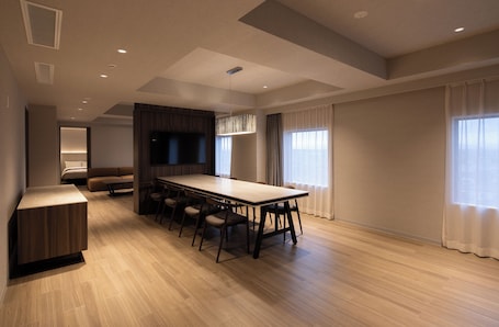 Suite | In-room dining. HOTEL R9 Premium Kawamataekimae