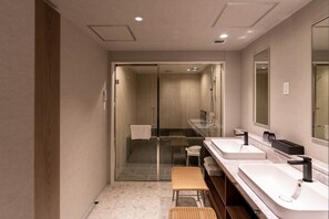 Suite | Bathroom | Free toiletries, shampoo, toilet paper - HOTEL R9 Premium Kawamataekimae (Meiwa)