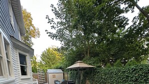Un sentier mène à un belvédère agrémenté d’un banc, avec un petit abri visible au fond.