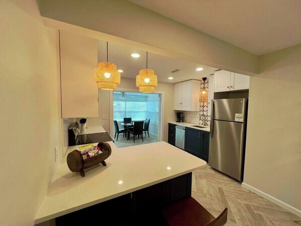 Micro-ondes, four, plaque de cuisson, lave-vaisselle