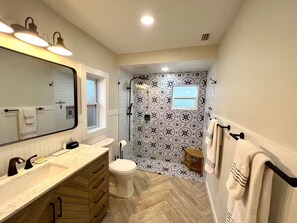 Regadera, secadora de cabello, toallas, jabón 