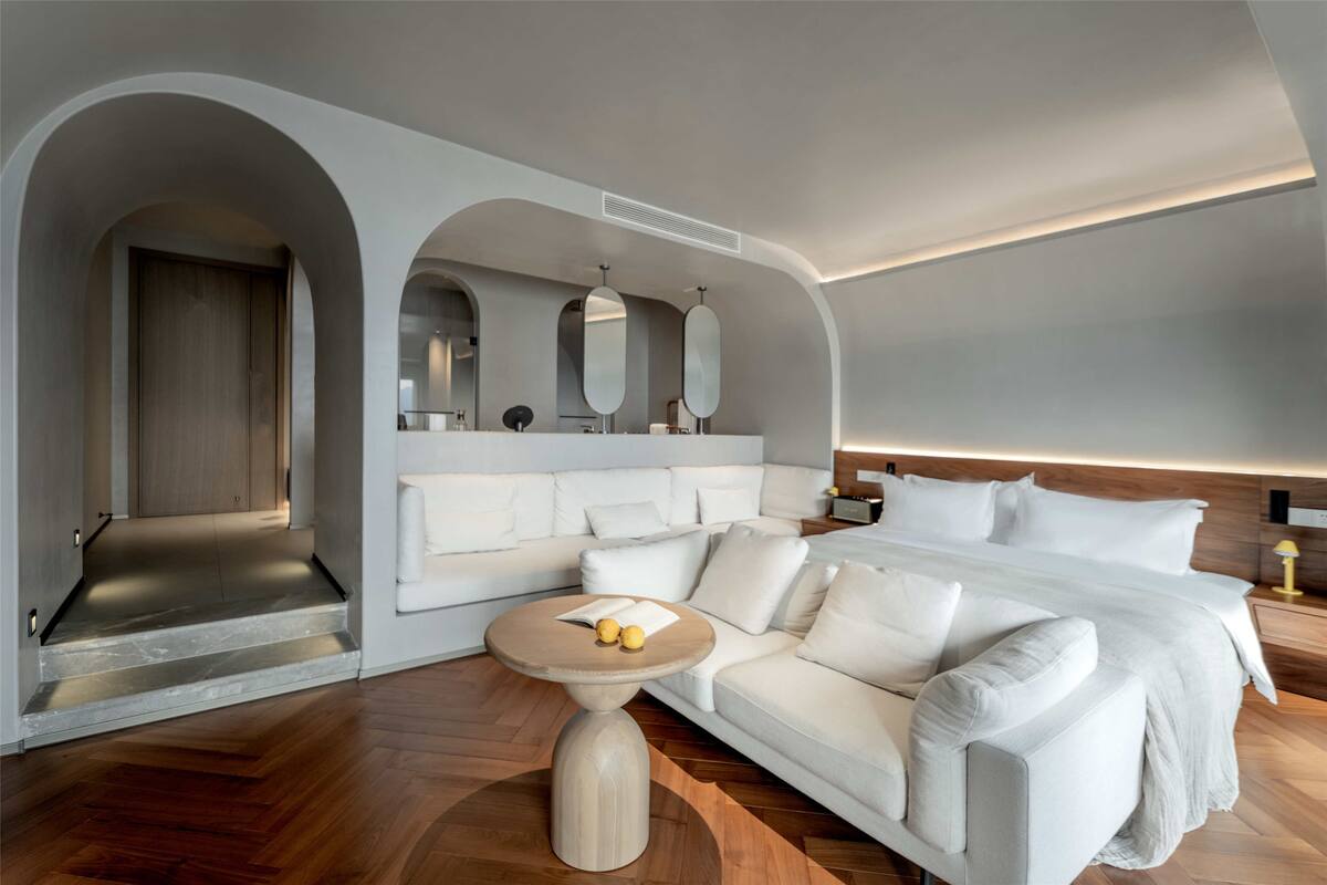 Romantic Double Room, Bay View | Desk, laptop workspace, blackout drapes, soundproofing