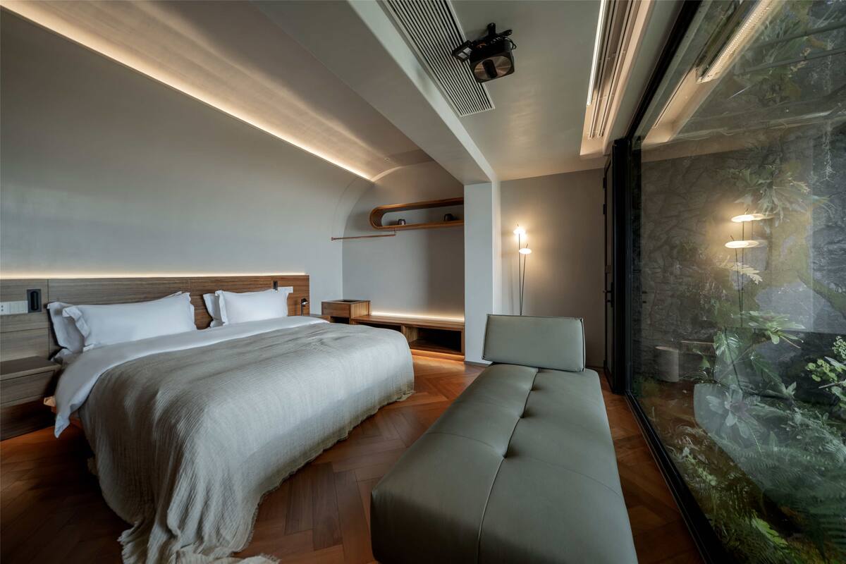 Luxury Suite, Bay View | Desk, laptop workspace, blackout drapes, soundproofing