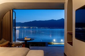 品质套房, 海湾景观 | 办公桌、笔记本电脑工作区、遮光窗帘、隔音