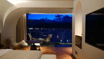 Senior Suite, Bay View | Desk, laptop workspace, blackout drapes, soundproofing
