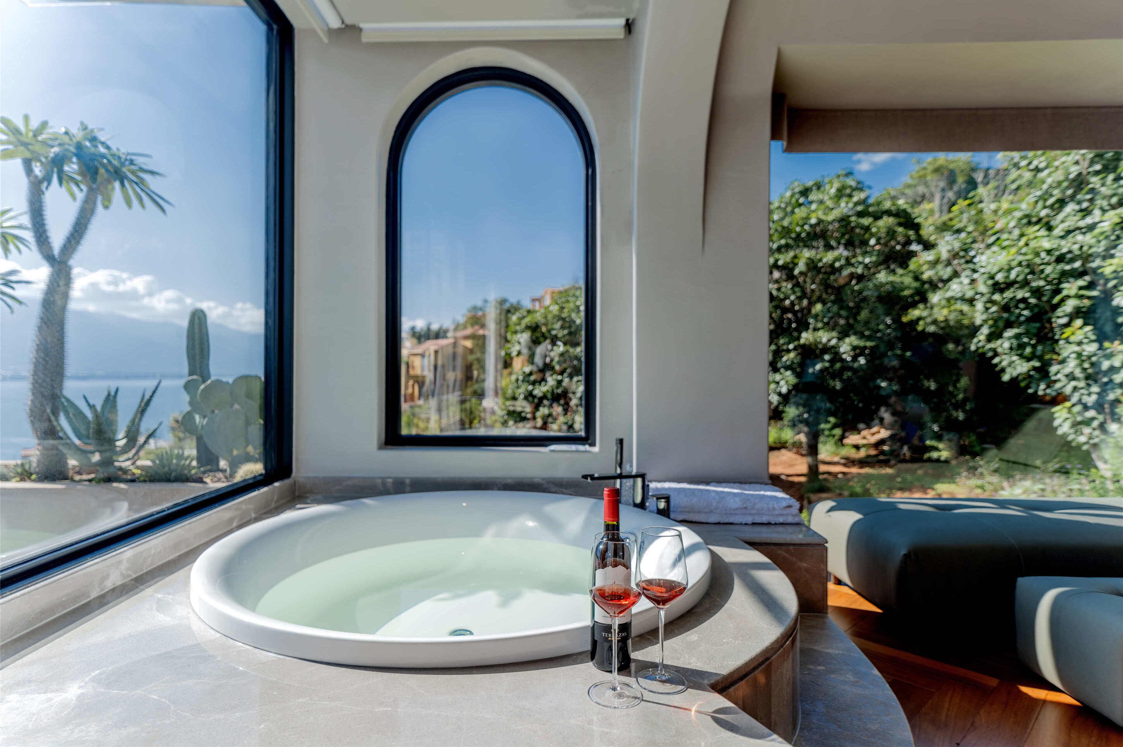Suíte sênior, vista para a baía | Banheira de hidromassagem particular