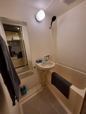 Basic Apartment | Bathroom