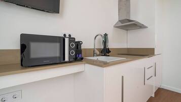 Een koelkast, een microgolfoven, een kookplaat