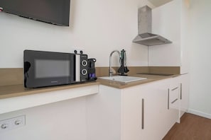 Geladeira, micro-ondas, cooktop, cafeteira/chaleira