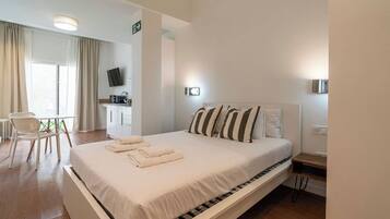 Een strijkplank/strijkijzer, reisbedje, gratis wifi, beddengoed