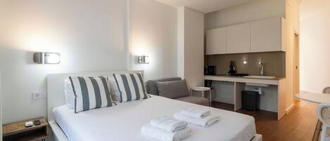 Een strijkplank/strijkijzer, reisbedje, gratis wifi, beddengoed