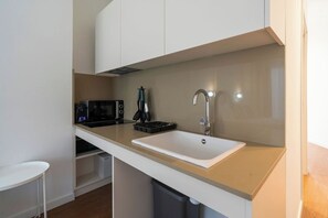 Een koelkast, een magnetron, een kookplaat