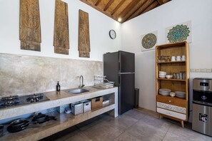 Frigorifero, microonde, piano cottura, macchina per tè/caffè