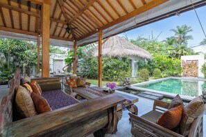 Una piscina al aire libre