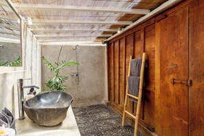 Douche, sèche-cheveux, bidet, serviettes fournies