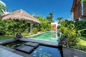 Una piscina al aire libre