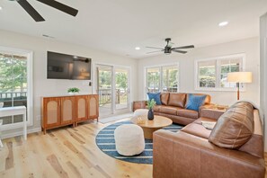 TV - Charming Lakefront Cottage with Beach & Pier (Claremont)