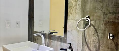 Séchoir à cheveux, serviettes fournies, savon, papier de toilette