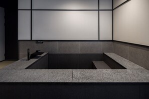 Signature B | Minibar con artículos gratuitos y decoración individual