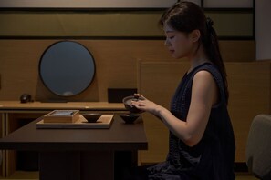 Movie | Frigobar (abastecido com itens grátis), individualmente decorados