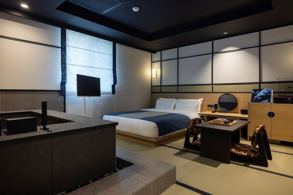 Minibar con artículos gratuitos y decoración personalizada 